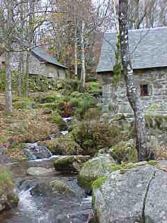 au premier plan, le moulin banal